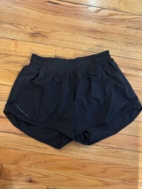 Lululemon Hotty Hot Low Rise Lined Short 4” SIZE 6 black LIKE NEW